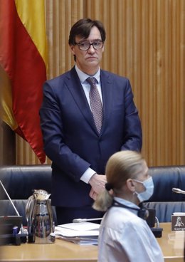 El ministro de Sanidad, Salvador Illa, guarda un minuto de silencio por las víctimas de la pandemia antes de comparecer en la Comisión de Sanidad del Congreso, en Madrid (España), a 21 de mayo de 2020.