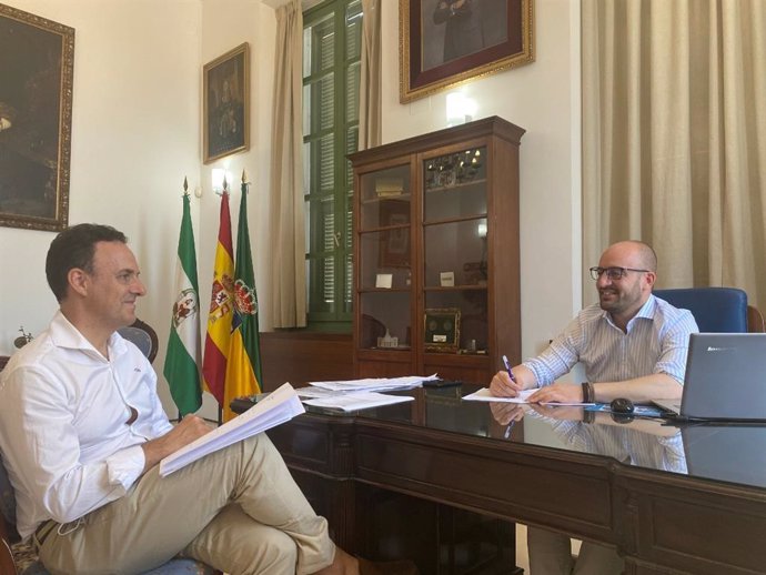 El diputado David de la Encina y el alcalde de El Puerto de Santa María, Germán Beardo, en una reunión