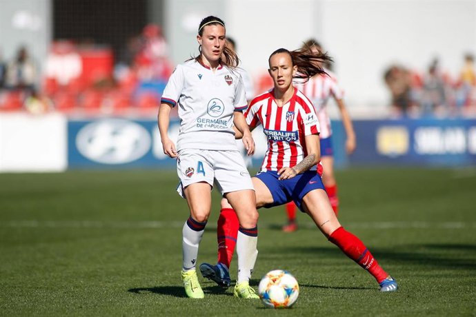 Gemma Gili protege un balón ante Virginia Torrecilla en el Atlético-Levante de la Primera Ibedrola 2019-2020.