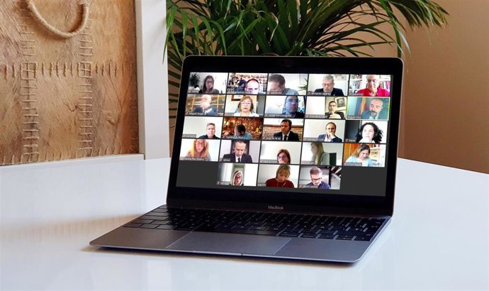 Una pantalla de un ordenador con la retransmisión del pleno telemático en la localidad de Las Rozas.