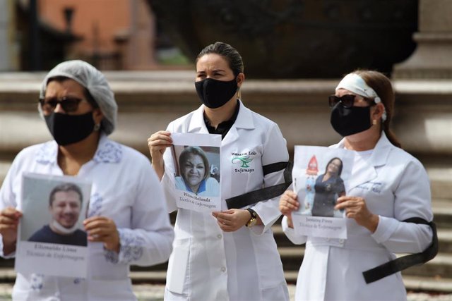 Personal de enfermería muestra fotos de compañeros muertos durante la pandemia en Brasil