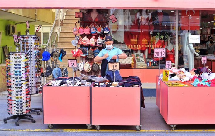 Un dependiente de una tienda de Estambul con mascarilla para evitar contagios. 