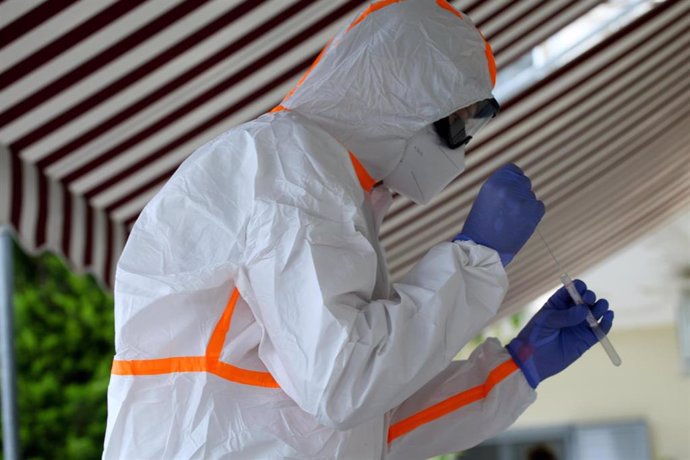 19 May 2020, Athens: A medical worker wears a protective suit conducts a coronavirus (COVID-19) test at an elderly home. Photo: Aristidis Vafeiadakis/ZUMA Wire/dpa