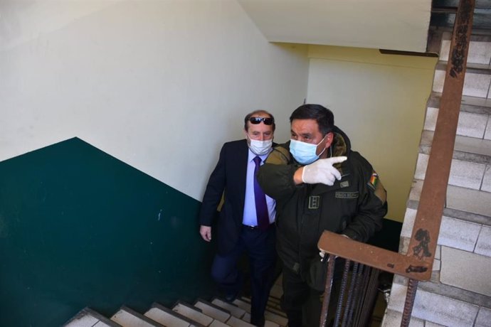 El exministro de Salud de Bolivia Marcelo Navajas acompañado por la Policía tras su arresto