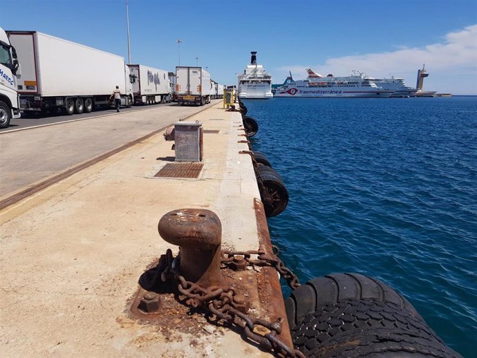 Convoy embarcando en el puerto de Almería
