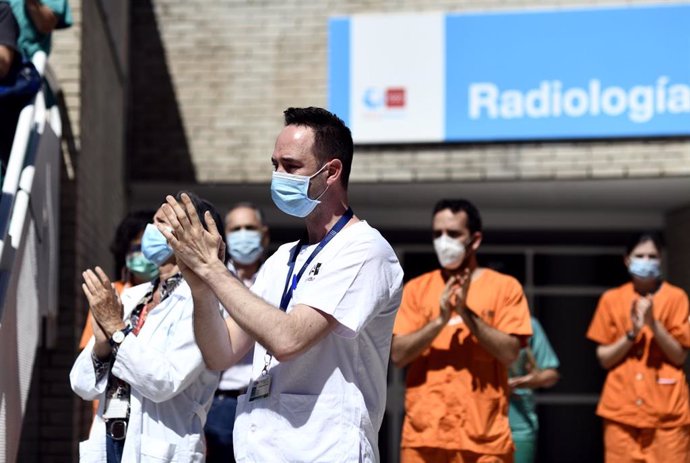 Profesionales sanitarios del  Hospital Gregorio Marañón guardan un minuto de silencio en homenaje al médico especialista en nefrología e investigador del centro Alberto Tejedor, que ha fallecido a causa de coronavirus.En Madrid, a 20 de mayo de 2020.