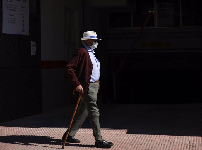 Imagen de archivo de un hombre protegido con mascarilla.