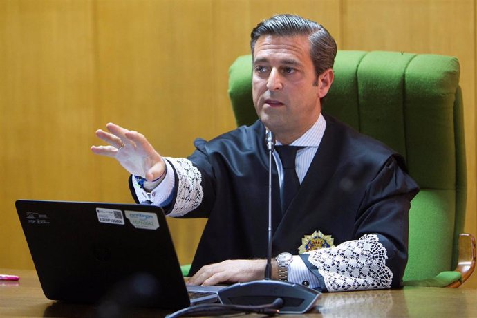 El juez decano de Vigo, Germán Serrano, durante el primer juicio plenamente telemático en el Juzgado de lo Social número 2 en Vigo, este lunes. Durante el juicio, los abogados entrarán por videollamada en una sala virtual. En Madrid (España)