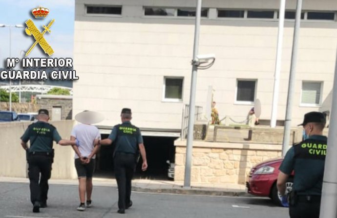 Efectivos de la Guardia Civil acompañan al varón detenido