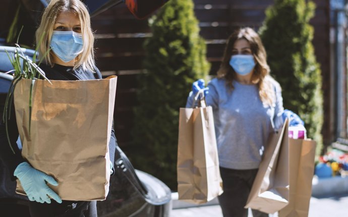 Imagen de archivo de varias personas haciendo la compra durante la pandemia. 