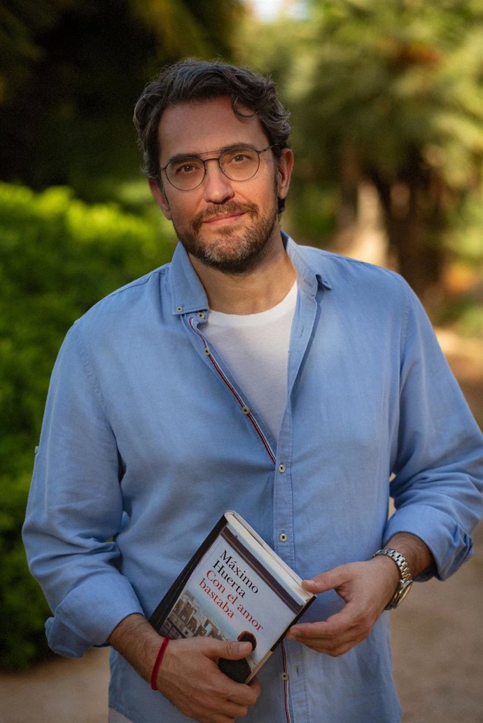 El escritor Máximo Huerta publica un nuevo libro 'Con el amor bastaba'