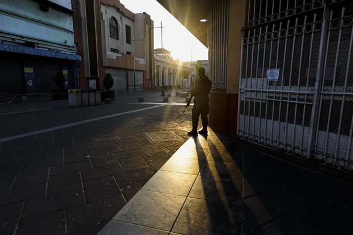 Un soldado monta guardia durante un cierre parcial del centro de la ciudad de San Salvador, como medida preventiva para frenar la propagación del coronavirus.