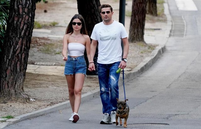 Ángel Díaz y Alexia Rivas pasean a su perrito