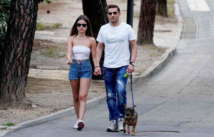 Ángel Díaz y Alexia Rivas pasean a su perrito