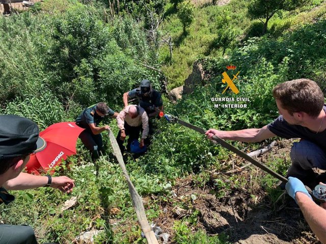 La Guardia Civil rescata a un anciano en Casarabonela después de que cayera por un barranco