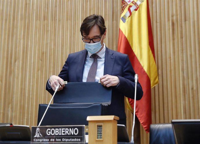 El ministro de Sanidad, Salvador Illa antes de comparecer en la Comisión de Sanidad del Congreso celebrada este jueves sobre la evolución de la crisis del coronavirus y las medidas de su departamento ante las distintas fases de la desescalada, en Madrid