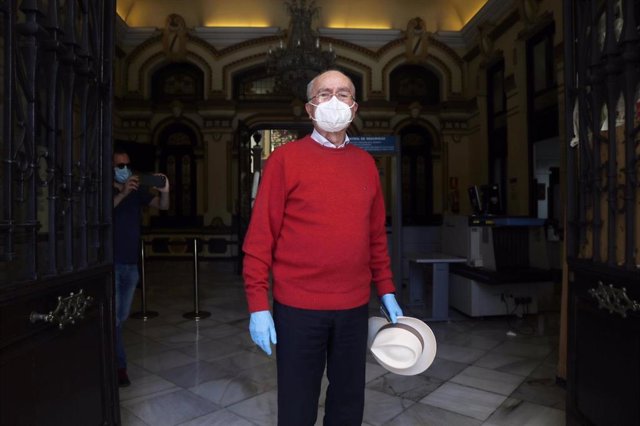 El alcalde de Málaga, Francisco de la Torre, se reincopora y retoma su agenda tras ser  ingresado por un hematoma subdural crónico en abril y operado con éxito