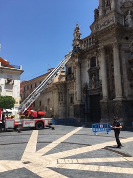 Imagen de las tareas llevadas a cabo por los bomberos en la fachada de la Catedral