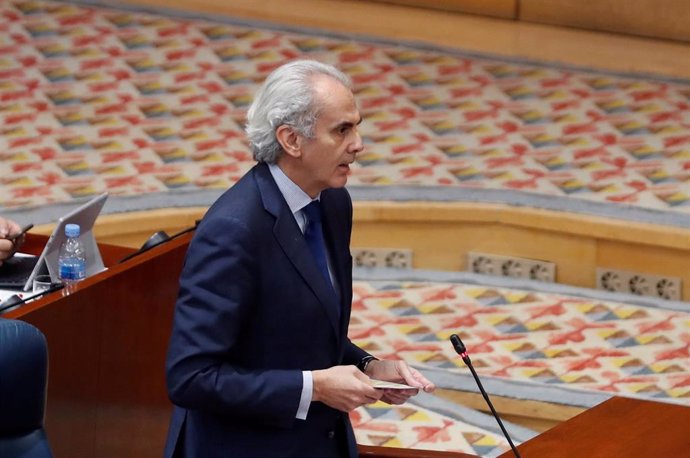 El consejero de Sanidad, Enrique Ruiz Escudero, durante su intervención en el pleno que la Asamblea celebra este jueves centrado en la petición de la Comunidad de Madrid de avanzar a la fase 1 de la desescalada, rechazada en dos ocasiones por el Ministe