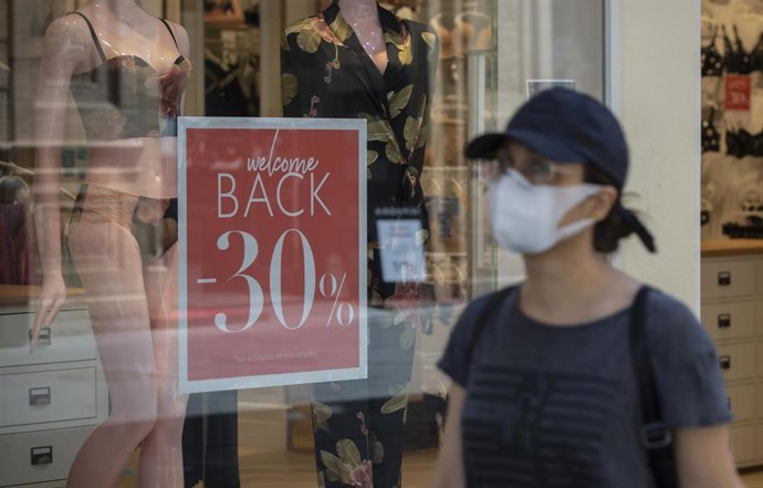 Cartel de descuento en una tienda tras permitir el Gobierno las rebajas desde hoy en toda España y siempre que no generen aglomeraciones. En Sevilla (Andalucía, España), a 18 de mayo de 2020.