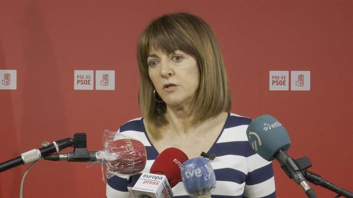 La secretaria general del PSE-EE, Idoia Mendia, atiende a los medios de comunicación tras el ataque a su vivienda.