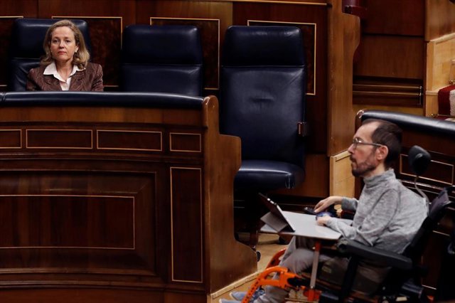 El portavoz parlamentario de Unidas Podemos, Pablo Echenique, en el Congreso, frente a la vicepresidenta tercera de Asuntos Económicos, Nadia Calviño.