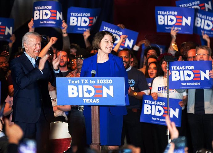 Joe Biden y Amy Klobuchar