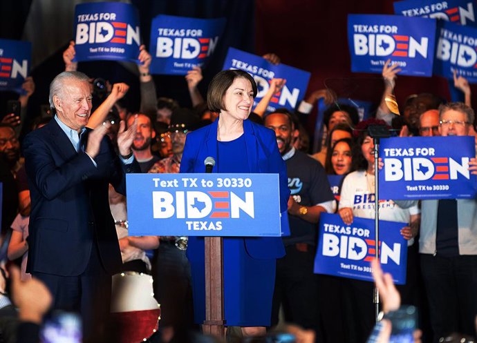 EEUU.- Biden comienza con Amy Klobuchar su ronda de conversaciones para candidat