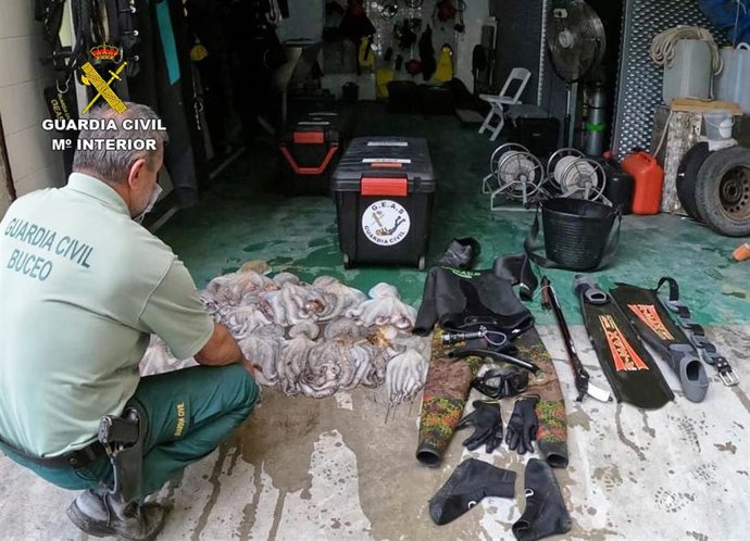 Un agente de la Guardia Civil posa con los efectos intervenidos