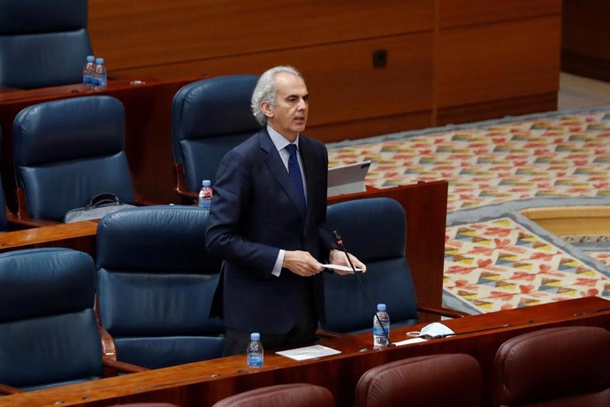 El consejero de Sanidad, Enrique Ruiz Escudero, durante su intervención en el pleno que la Asamblea celebra este jueves.