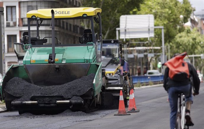Máquinas de asfaltar durante el asfaltado de la Calle Princesa dentro de la Operación Asfalto