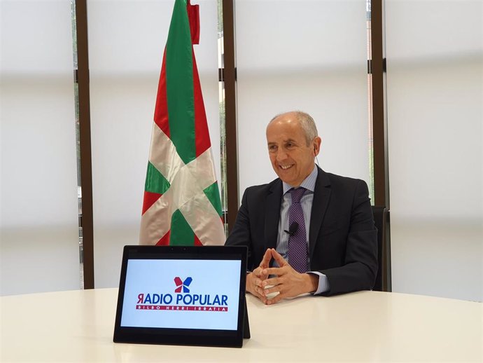 El portavoz del Gobierno Vasco, Josu Erkoreka, en una entrevista en Radio Popular