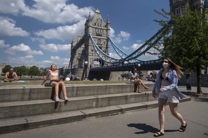Ciudadanos pasean por Londres