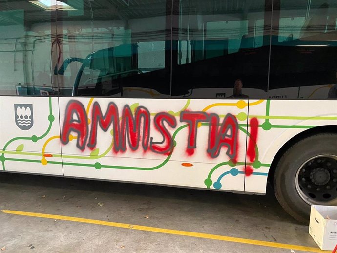 Pintadas a favor del preso de ETA Patxi Ruiz en un autobús de Lurraldebus