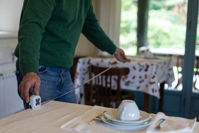 El Hotel Ibarra se prepara para reabrir sus puertas este lunes en el marco del paso a la fase 1 de la desescalada que en el País Vasco separando las mesas, en Zalla (Vizcaya/País Vasco/España) a 17 de mayo de 2020.