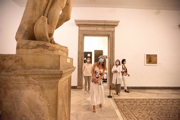 Del Pozo supervisa el estado de las salas expositivas durante su visita al Museo Arqueológico de Sevilla.