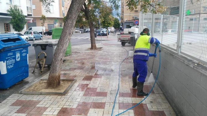 Operario de Limasa desinfecta durante el coronavirus