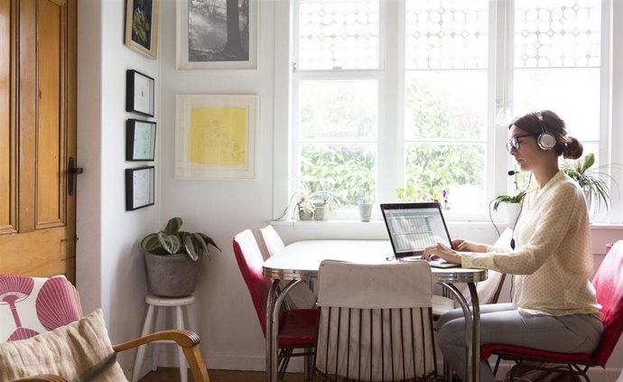 Una mujer trabajando con su ordenador