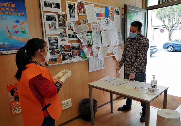 Entrega de tablets. La Fundación La Caixa y la Fundación Secretariado Gitano redoblan sus esfuerzos para paliar el impacto de la crisis del coronavirus en las comunidades gitanas más desfavorecidas.