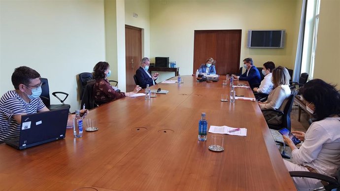 La delegada del Gobierno en Asturias, Delia Losa, con varios representantes de ONGs  de Asturias.