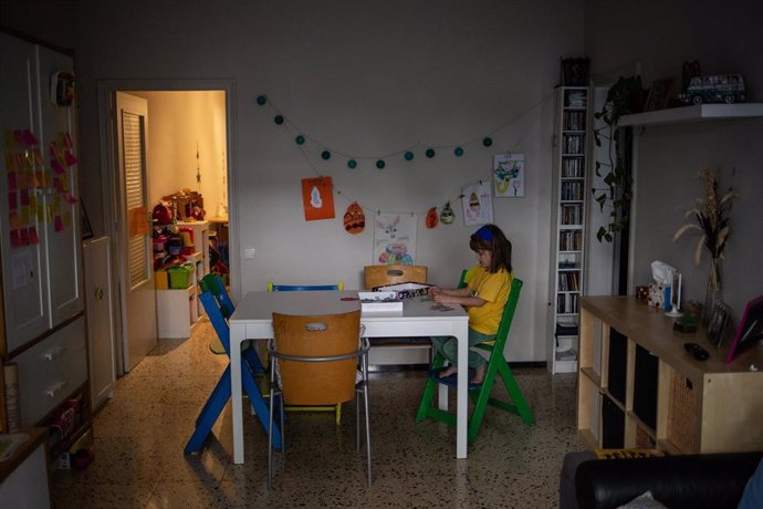 Una niña lee en su domicilio de Barcelona.