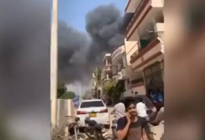 Captura de vídeo tras estrellarse un avión en una zona residencial cerca de Karachi, en el sur de Pakistán