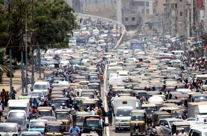 21 May 2020, Pakistan, Karachi: Vehicles are stuck in a traffic jam after the Pakistani government eased the coronavirus nationwide lockdown. Photo: -/PPI via ZUMA Wire/dpa