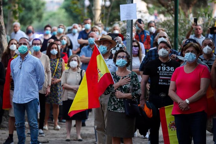 Aglomeración de personas con banderas de España manifestándose en la Alameda de Valencia contra la gestión del Gobierno de España en la lucha contra el coronavirus.