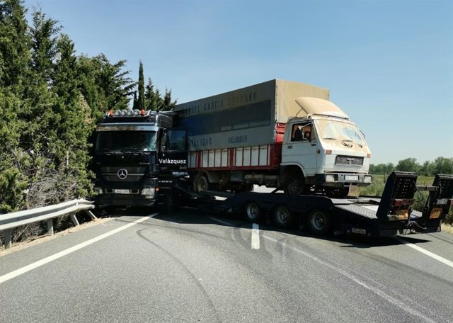 El accidente de un camión provoca el corte de la A-62 en Trigueros (Valladolid).