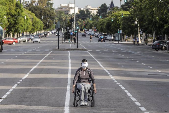 Una mujer en silla de ruedas en el primer día de salida en Valencia tras 48 días en casa por el coronavirus, en  Valencia / Comunidad Valencia (España), a 2 de mayo de 2020.