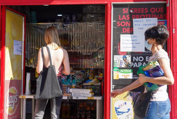 Una joven comprando en una tienda china  en la segunda semana de la fase 1 en Sevilla a 20 de mayo del 2020
