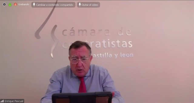 El preisdente de la Cámara de Contratistas de CyL, Enrique Pascual, presenta los datos de licitación de obra pública en una rueda de prensa telemática.