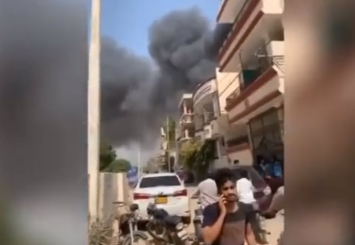 Captura de vídeo tras estrellarse un avión  en una zona residencial cerca de Kar