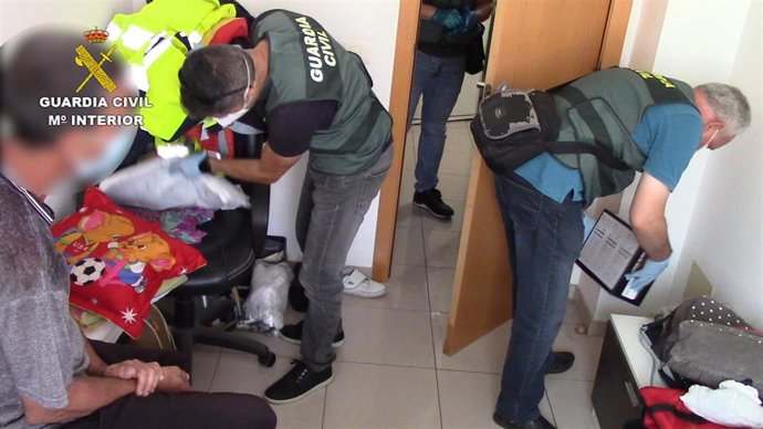 La Guardia Civil detiene a una persona por ofrecer y distribuir archivos pedófilos a través de Internet